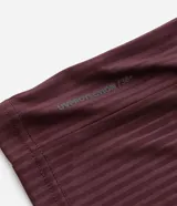 Remera deportiva de manga corta y cuello redondo, color celeste, con tecnología dry y detalles reflectantes en los hombros.