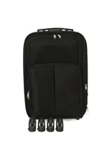 Valija carry on negra de tela twill, con bolsillos frontales con cierre, cuatro ruedas multidireccionales y asa telescópica ajustable.