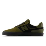 Championes New Balance Numeric 272, diseñados para skate, con combinación de gamuza y materiales sintéticos en color verde oliva y negro. Presentan suela de goma negra, plantilla Ortholite para mayor amortiguación y el logo N característico en el lateral.
