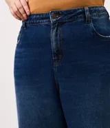 Pantalón wide leg de jean color azul oscuro con diseño de tiro alto, pernera amplia y recta, bolsillos estilo five pockets y cierre frontal con botón y cremallera.