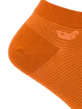 Calcetín corto de hombre color naranja, confeccionado en fibra de bambú con spandex, con diseño de rayas horizontales y logo en el talón.