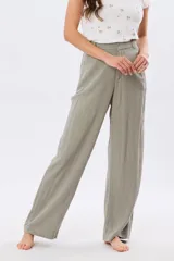 Pantalón de lino y viscosa color beige, de pierna amplia, corte recto y media cintura elastizada con presillas.