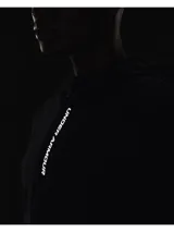 Campera deportiva Under Armour con capucha, confeccionada en tejido resistente al agua y al viento con tecnología UA Storm. Presenta cierre frontal completo, puños elásticos, ventilación en la espalda y detalles reflectantes.