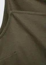 Top verde militar de tirantes finos con escote recto, corte recto y lazo ajustable en la cintura.