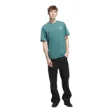 Remera verde con estampado de un dibujo abstracto en el pecho.