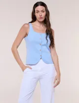 Blusa celeste de tejido de punto con escote cuadrado y botones dorados con forma de estrella de mar en el frente.