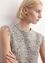 Top de tweed sin mangas con cuello redondo y terminaciones deshilachadas.