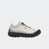 Championes de trail running Norda 001A, color gris claro con suela negra robusta. Presentan un diseño técnico con tejido de alta resistencia, cordones moteados y refuerzos en la puntera y el talón.