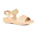 Sandalias bajas color beige con tiras anchas y suela plana.