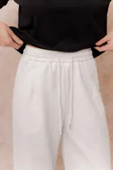 Pantalón celeste de pierna recta y silueta amplia, con cintura elástica y cordón regulable.
