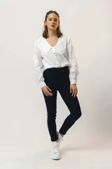 Pantalón de jean chupín color azul oscuro.