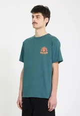 Remera Volcom modelo Abg Solstice Bsc Sst, de color verde oscuro, manga corta y cuello redondo, con pequeño estampado gráfico en el pecho.