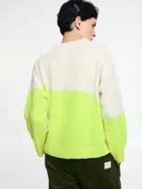 Sweater tejido en jersey con diseño a bloques de color blanco y azul.