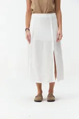 Falda midi de lino color beige, de tiro alto y corte recto, con abertura delantera y cierre cruzado sutil.