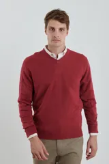 Sweater amarillo de tejido suave tipo cashmere, con escote en V.