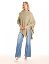 Poncho verde de tejido lurex, con cuello recto, manga japonesa con puños y terminación asimétrica.