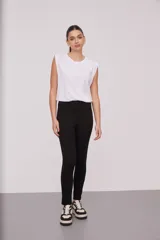 Calza negra de tiro alto con costuras verticales en el frente.