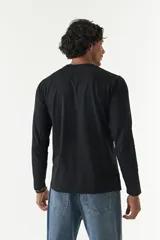 Remera de manga larga para hombre con escote redondo y logo bordado en el pecho.