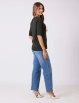 Buzo de tejido fino en color azul marino, con cuello redondo y mangas cortas con puños acanalados.