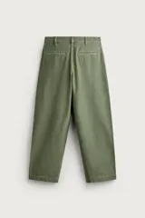 Pantalón chino baggy fit color verde militar, confeccionado en denim de algodón rígido, con corte holgado, tiro medio y pliegues frontales. Presenta bolsillos laterales y cierre frontal con cremallera y botón, con efecto lavado.