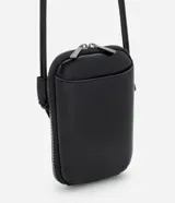 Cartera porta celular pequeña de poliuretano color negro, formato compacto, con cierre de cremallera, bolsillo externo frontal y correa fina para uso cruzado.