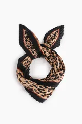 Pañuelo plisado con diseño animal print en tonos beige, marrón y negro, de textura suave y ligera.