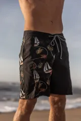 Short de baño de secado rápido con diseño combinado, con paneles laterales negros lisos y panel central con estampado de veleros y hojas de palmera. Cuenta con cintura elástica con cordón ajustable decorativo y bolsillos.