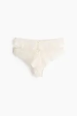 Pack de dos bombachas brasileñas de encaje color crema, con tiro bajo, cintura en V y corte alto en la parte trasera.