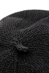 Boina de punto color negro, con diseño clásico y textura granulada.