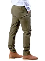 Pantalón de vestir color verde oliva, de corte recto, con bolsillos laterales y traseros.