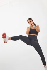 Calza deportiva larga color verde militar, de tiro alto y largo hasta el tobillo.