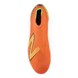Championes de fútbol New Balance Tekela v4 Pro FG, color naranja con detalles en negro, amarillo y verde.