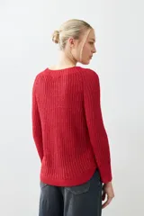 Sweater tejido de punto color rojo con cuello redondo y ruedo curvo.