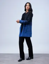 Cárdigan tejido largo marca Ninety, color beige con rayas horizontales negras. Tiene bolsillos delanteros y está confeccionado en acrílico, poliéster y elastano.