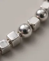 Pulsera de plata 925 compuesta por una alternancia de pequeñas esferas y cubos metálicos.