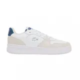 Championes Lacoste modelo L001, de diseño urbano en color blanco con detalles en beige y azul. Presentan el logo de la marca en el lateral y en la lengüeta, con una suela de goma blanca y refuerzos de gamuza en la puntera y el talón.