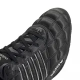 Championes adidas Adi Racer Low de diseño deportivo, color negro con textura acolchada en forma de rombos. Presenta las tres tiras características de la marca en color plateado y detalles metálicos en el talón y la suela.