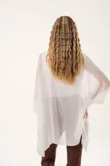 Blusa blanca de gasa oversize con forro y manga murciélago.
