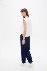 Blusa de viscosa color azul marino, sin mangas, con escote en V y corte al cuerpo.
