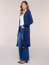 Cardigan largo de punto liviano y suave, de color blanco, con diseño abierto al frente, mangas largas con puños acanalados y bolsillos frontales aplicados.
