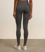 Calza deportiva gris acanalada sin costuras, de tiro alto.