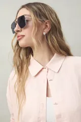 Camisa celeste de lino y viscosa, de corte clásico y silueta relajada.