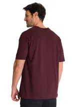 Remera de algodón color bordó con cuello redondo y manga corta. Presenta un gráfico estampado en el pecho con la leyenda A TRACTOR COMPANY PEORIA IL USA y una ilustración de maquinaria pesada.
