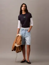 Remera de manga corta Calvin Klein, confeccionada en punto de algodón, con cuello redondo y logo de la marca en acabado aterciopelado en el pecho.