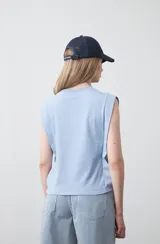 Remera sin mangas negra con hombros marcados y caída recta.