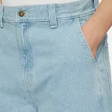 Pantalon de jean de corte holgado y diseño recto, con cintura de altura media, cierre frontal con botón, cinco bolsillos tradicionales y un bolsillo utilitario adicional en la pierna.