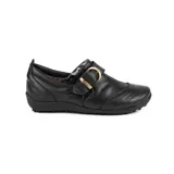 Zapato bajo de cuero negro con diseño artesanal, hebilla lateral metálica dorada y costuras decorativas.