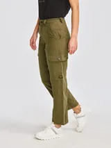 Pantalón cargo de corte recto y tiro alto en color verde militar, con bolsillos laterales tipo cargo en los muslos, bolsillos frontales profundos y cierre de cremallera con botón.