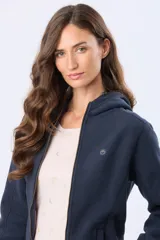 Campera de polar azul con cierre frontal, capucha integrada y bolsillos laterales. Presenta un diseño entallado con logo bordado en el pecho.