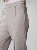 Pantalón deportivo de felpa francesa Calvin Klein, color gris, de corte recto con costuras frontales en relieve y cintura elástica.